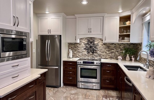 Saanich West House | Cozy Gem: Heart of Victoria