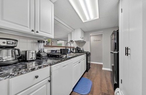 Athol Springs Apartment | Cozy Getaway 3 Min to Lake l WiFi Parking Laundry