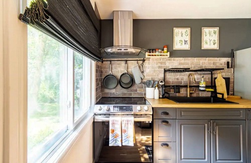 Huntsville House | Cozy Getaway close to Arrowhead & downtown Huntsville. Pet-Friendly.