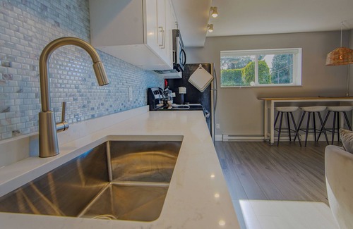 Upper Lonsdale House | Cozy Getaway in North Van - The Ideal Base for Experiencing BC's Best!