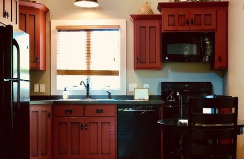 Dundee Cabin | Cozy Getaway on a quiet road,10 minutes to Walnutcreek and Berlin! #hottub