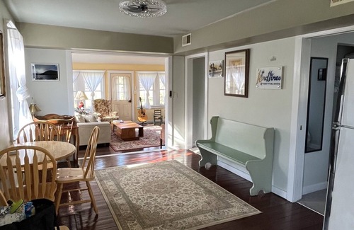 Racine Cottage | Cozy getaway. Peaceful. 5 min to Historic Harmony. Fireplace. Pet friendly.