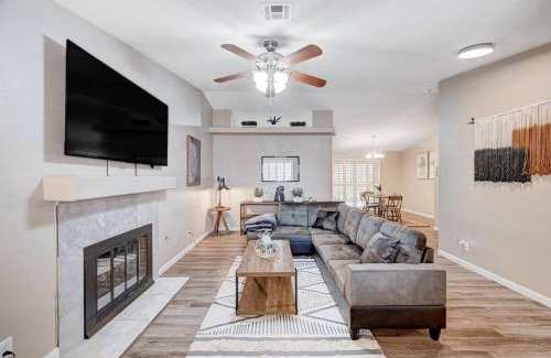 Henderson House | Cozy Getaway with King Bed, BBQ & Spacious Backyard