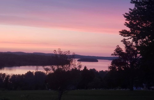 Roseneath Cottage | Cozy Grand View Hilltop Cottage (sleeps 8)