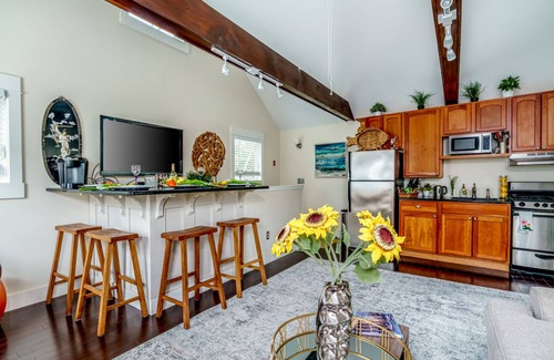 Bellevue Avenue Historic District House | Cozy guest cottage located off historic Bellevue Ave walking distance everywhere