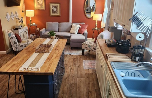 Allen House | Cozy Guest House on 15 acres, with plenty of parking!