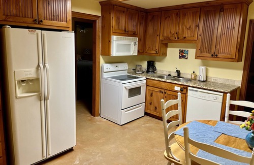 Argyle House | Cozy Guest House with Plunge Pool and Outdoor Kitchen!