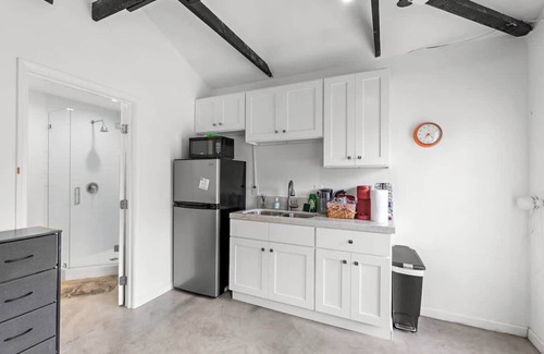 Pico - Robertson House | Cozy Guest Suite with Kitchenette Prime Location