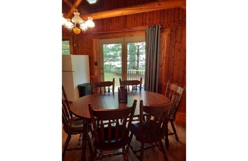 Westford Cabin | Cozy (heated/AC) clean cabin near Ohio side Pymatuning Lake