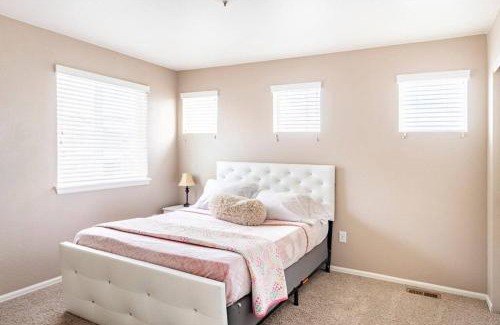 Brighton House | Cozy hideaway in Spruce: 4BR Retreat close to DIA
