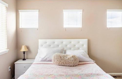 Brighton House | Cozy hideaway in Spruce: 4BR Retreat close to DIA