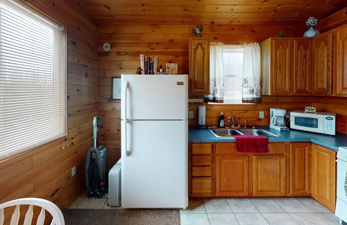 Nelsonville Cabin | Cozy Hocking Hills Couples Cabin | Private Hot Tub