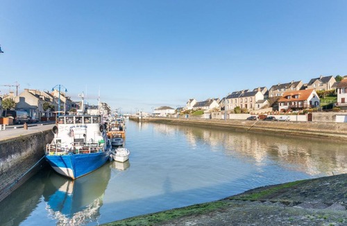 Port-en-Bessin-Huppain House | Cozy Holiday Home in Port en Bessin Huppain with Heating Facility