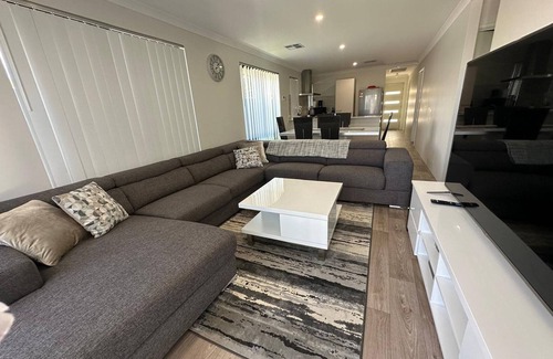 Baldivis House | Cozy Holiday and Business Home