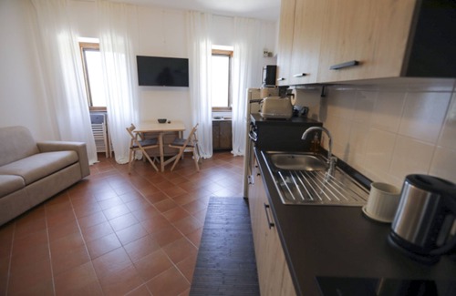Vallo di Nera Apartment | Cozy Holiday Home, 2 double rooms Mountain Views in Medieval Village