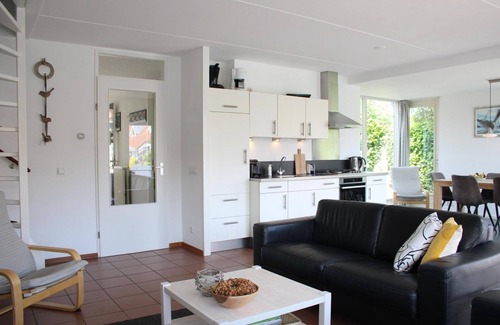Langweer House | Cozy holiday home on the water with a terrace and jetty