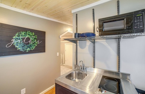 Holland Apartment | Cozy Holland Studio w/Deck Near Lake Michigan!