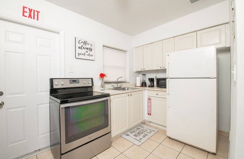 North Central Hollywood Apartment | Cozy Hollywood Apartment with AC/Wifi/Parking in the Heart of the City!