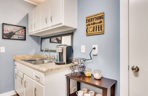 Nashville Apartment | Cozy Home away from Home with FREE Parking. Only 4 miles from Broadway/Downtown!