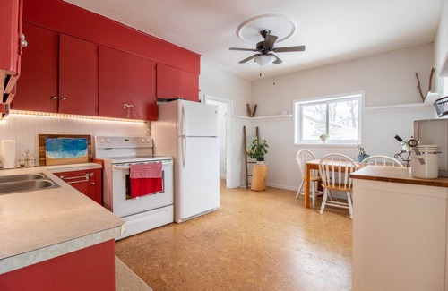 Gimli House | Cozy Home-> Ideal Town location - walk to beach + everything + great fenced yard
