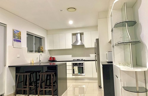 Bankstown House | Cozy home in Bankstown|4 Br house/Shopping/Station