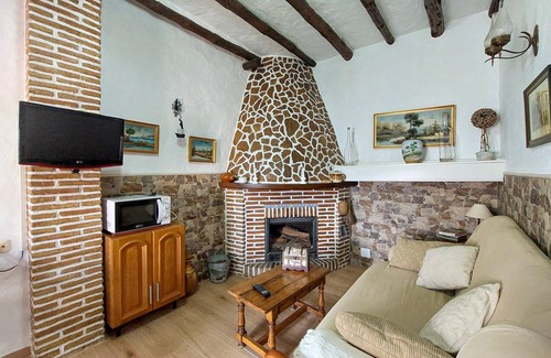 Benalauria House | Cozy home in Benalaureia with kitchen