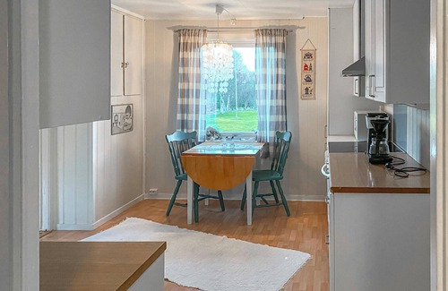 Sandoy House | Cozy home in Harøy with house sea view