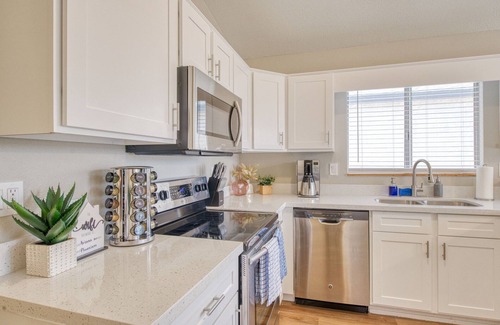 Harbor View House | Cozy Home in Peoria great for families, travel workers or staycations!