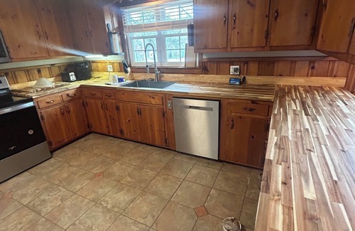 Burlington House | Cozy home in quiet cul-de-sac only 2 miles from Elon college campus.