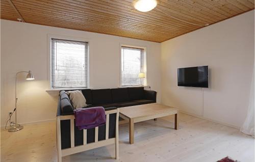 Østermarie House | Cozy Home In stermarie With Kitchen