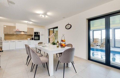 Tusilovic House | Cozy home in Tusilovic with sauna