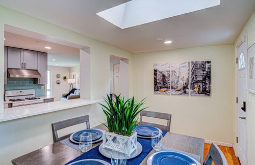 Highland Hills House | Cozy Home | King Bed | 10P | Metra | Chicago Suburb