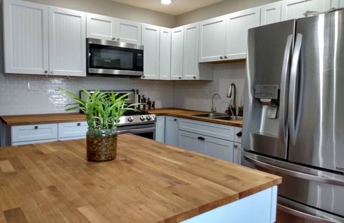 Ottawa House | Cozy home near Downtown Ottawa and Starved Rock State Park