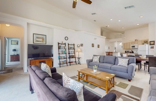 Marbella House | Cozy home near theme parks, WiFi, private pool & W/D, pool table
