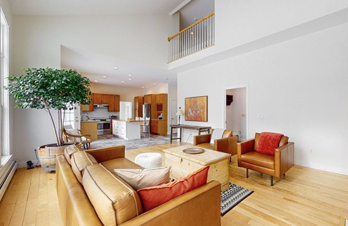 South Burlington House | Cozy home near park, deck, patio, bbq, soaking tub, TV, basketball, office, w/d