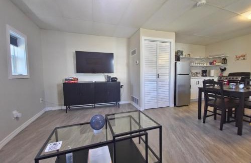 Rideau Heights Apartment | Cozy home on a quiet street minutes to DT Kingston