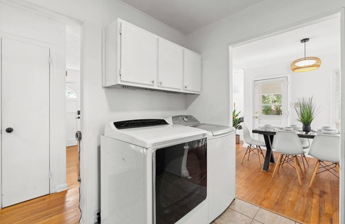 White Stone House | Cozy Home one block from The Creek Golf Club