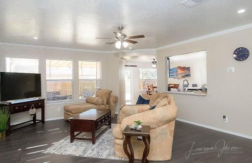 Converse House | Cozy Home - Self Check-In w/Spacious Deck