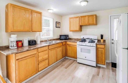 West Henrietta House | ~Cozy Home~ Steps to RIT by UofR/Airport/DWTN w/AC