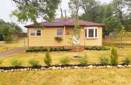 Westland House | Cozy Home with Bonefire: 30 mins from Detroit/AA