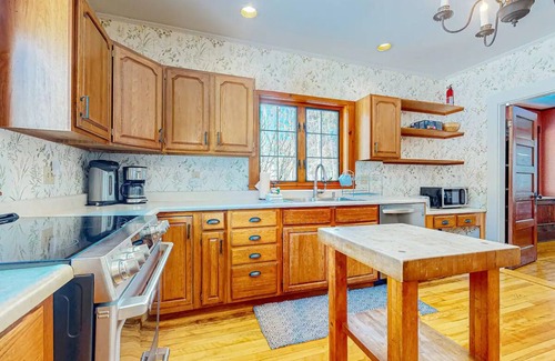 Bethlehem House | Cozy home with covered porch, & sun room - walk to shops/dining/bars