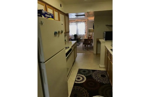 Bethesda Apartment | Cozy, homey, cute place walking to train and buses