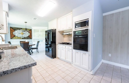 Clodine House | Cozy & Homey ~ ♛Queen Beds ~ ☀Patio ~ Free Parking