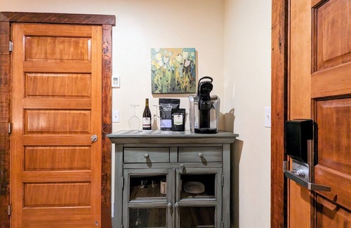 Amity Apartment | Cozy hotel-style interior queen room