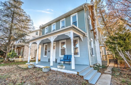 East Petersburg Apartment | Cozy House in East Petersburg ~ with Sunroom!