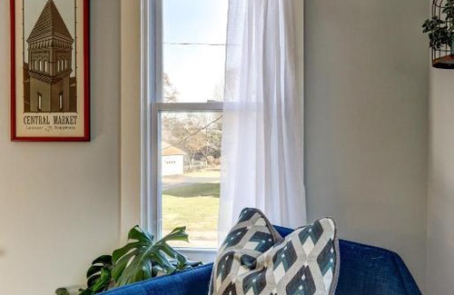 East Petersburg Apartment | Cozy House in East Petersburg ~ with Sunroom!