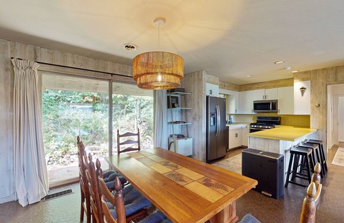 Jamaica House | Cozy house w/mtn views, sauna, fire pit, BBQ, fireplace, w/d, deck, wifi, EV