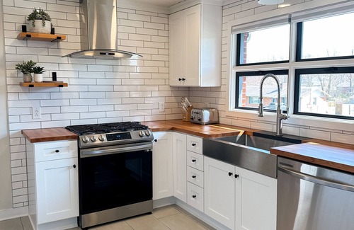Elizabethtown House | Cozy house with ping pong table and outdoor entertainment area