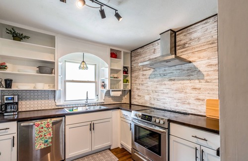 Kansas City Cottage | Cozy in KC! Laundry, Kitchen, Deck, Parking, near downtown and the Northland