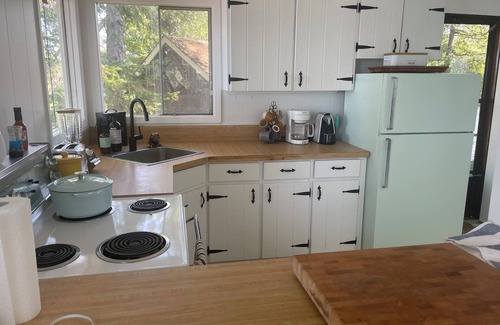 Douro-Dummer Cottage | Cozy island cottage on Stoney Lake